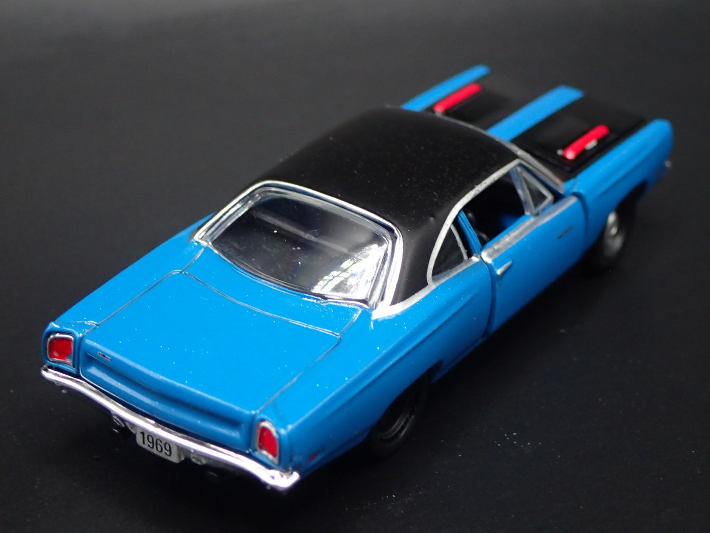 1969 69 PLYMOUTH ROAD RUNNER HEMI BLUE RARE 1:64 SCALE DIORAMA DIECAST MODEL CAR