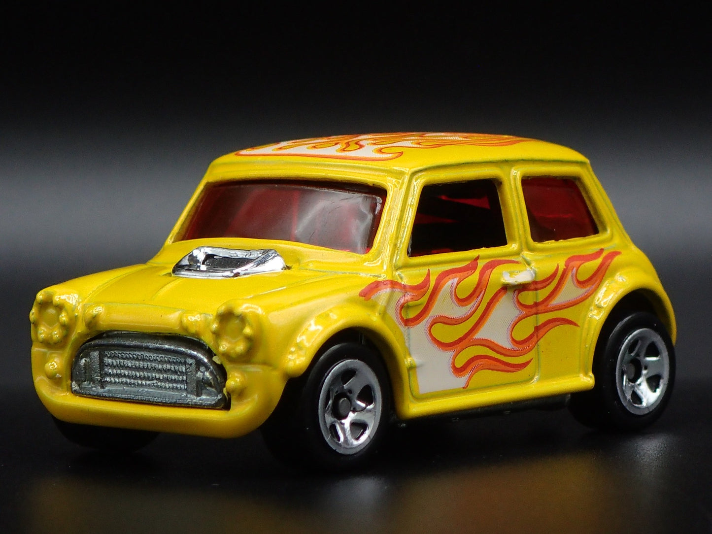 1969-1976 MINI COOPER MARK III 1:64 SCALE COLLECTIBLE DIORAMA DIECAST MODEL CAR