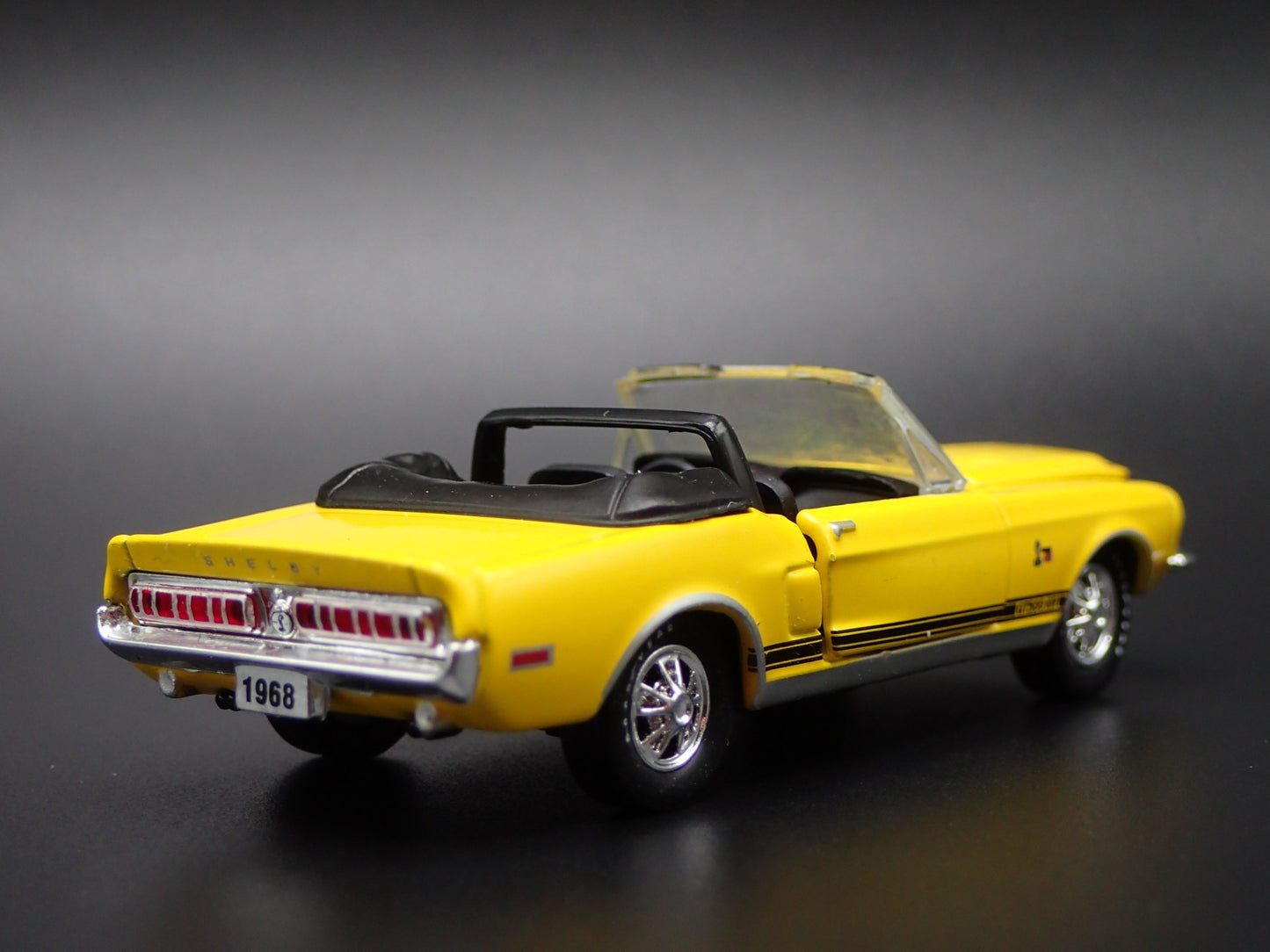 1968 68 FORD MUSTANG SHELBY GT500KR CONVERTIBLE 1:64 SCALE DIECAST MODEL CAR