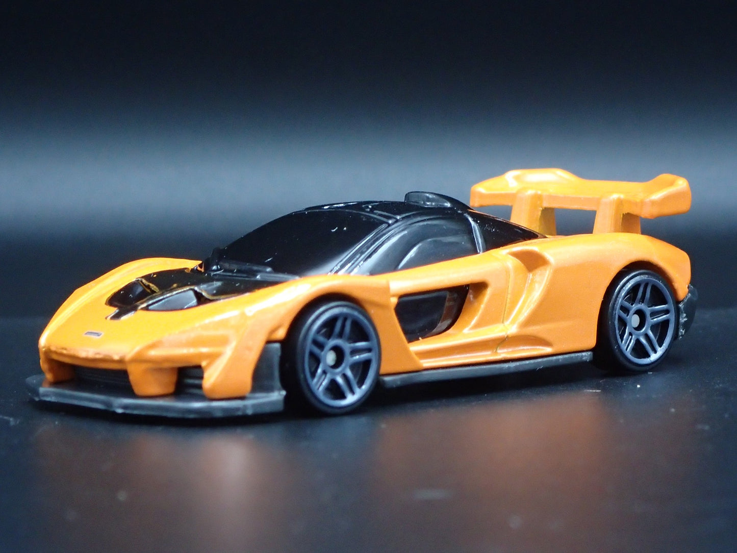 2018-2025 MCLAREN SENNA SUPER CAR ORANGE 1:64 SCALE DIORAMA DIECAST MODEL CAR