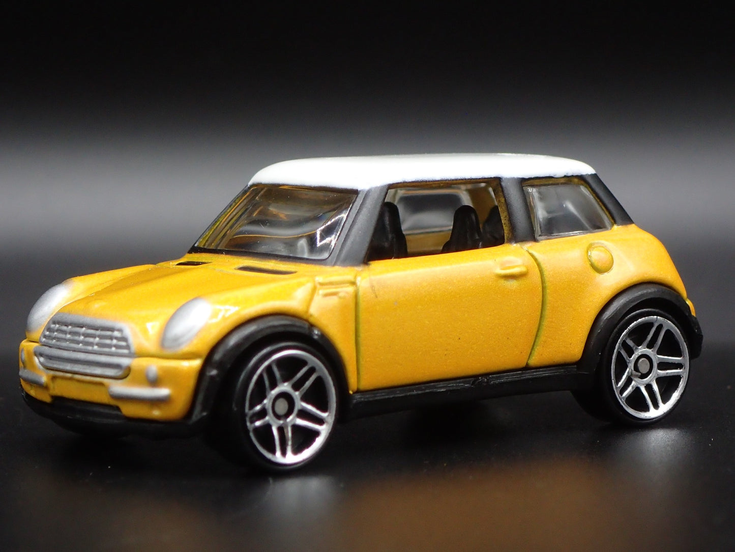 2001-2006 MINI COOPER YELLOW 1:64 SCALE COLLECTIBLE DIORAMA DIECAST MODEL CAR