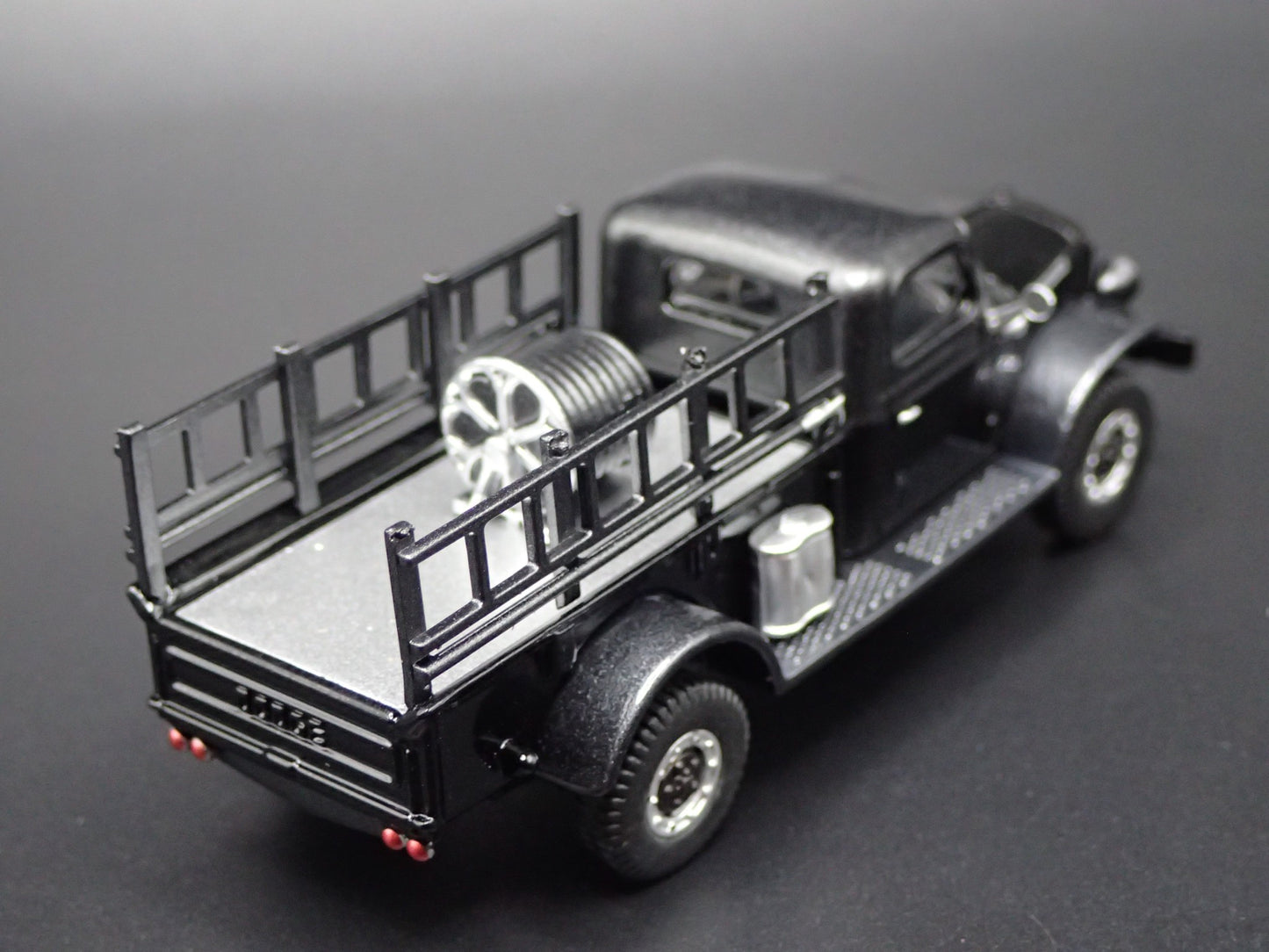1946 46 DODGE POWER WAGON FIRE TRUCK BLACK 1:64 SCALE DIORAMA DIECAST MODEL CAR