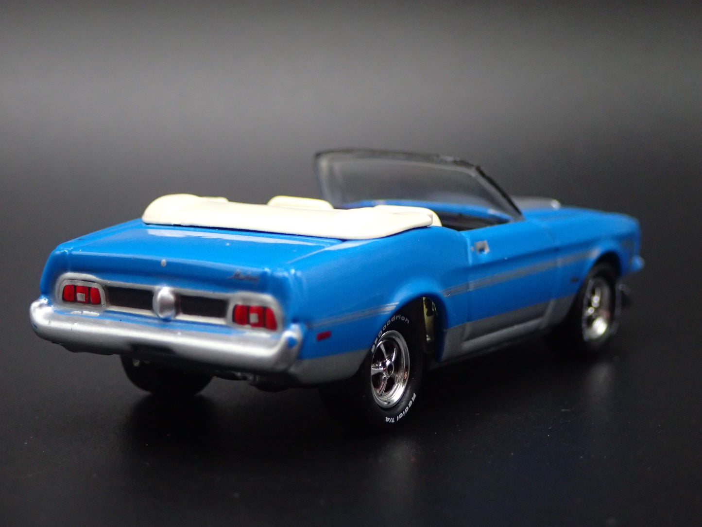 1972 72 FORD MUSTANG CONVERTIBLE BLUE 1/64 SCALE DIORAMA DIECAST MODEL CAR