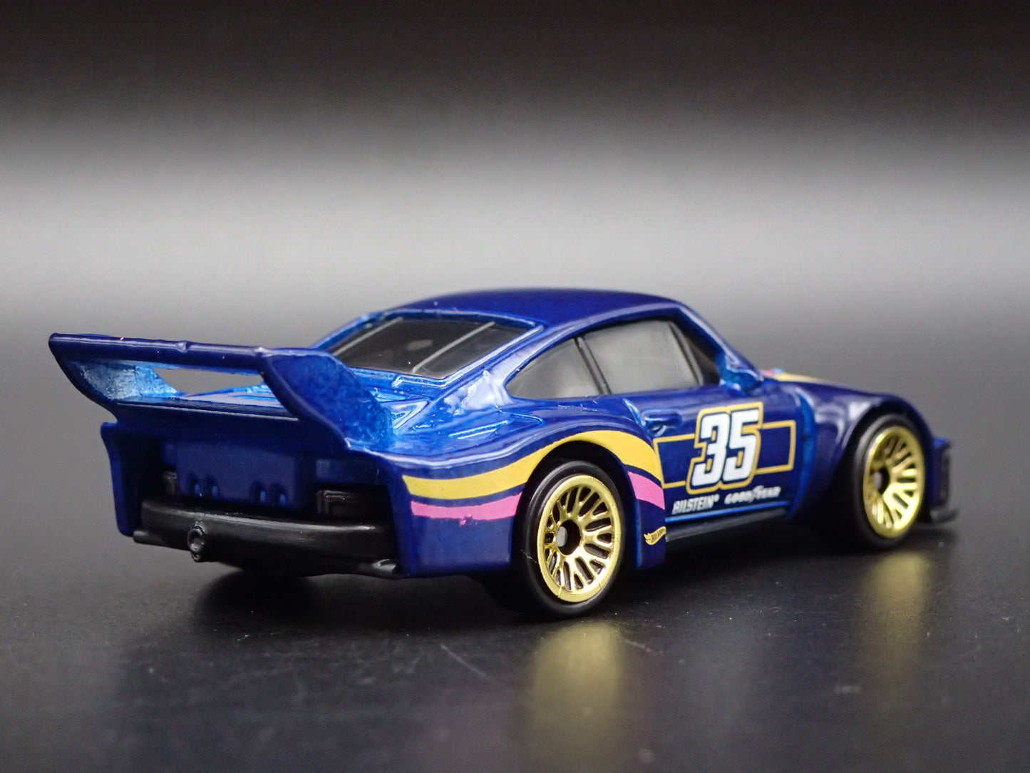 1976-1981 PORSCHE 935 RACING 1:64 SCALE COLLECTIBLE DIORAMA DIECAST MODEL CAR