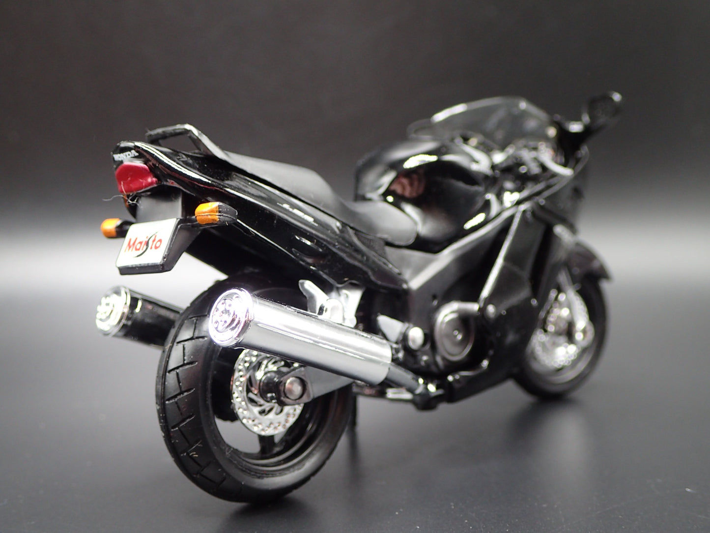 HONDA CBR1100XX SPORT BIKE MOTORCYCLE 1/18 SCALE DIORAMA DIECAST MODEL BIKE