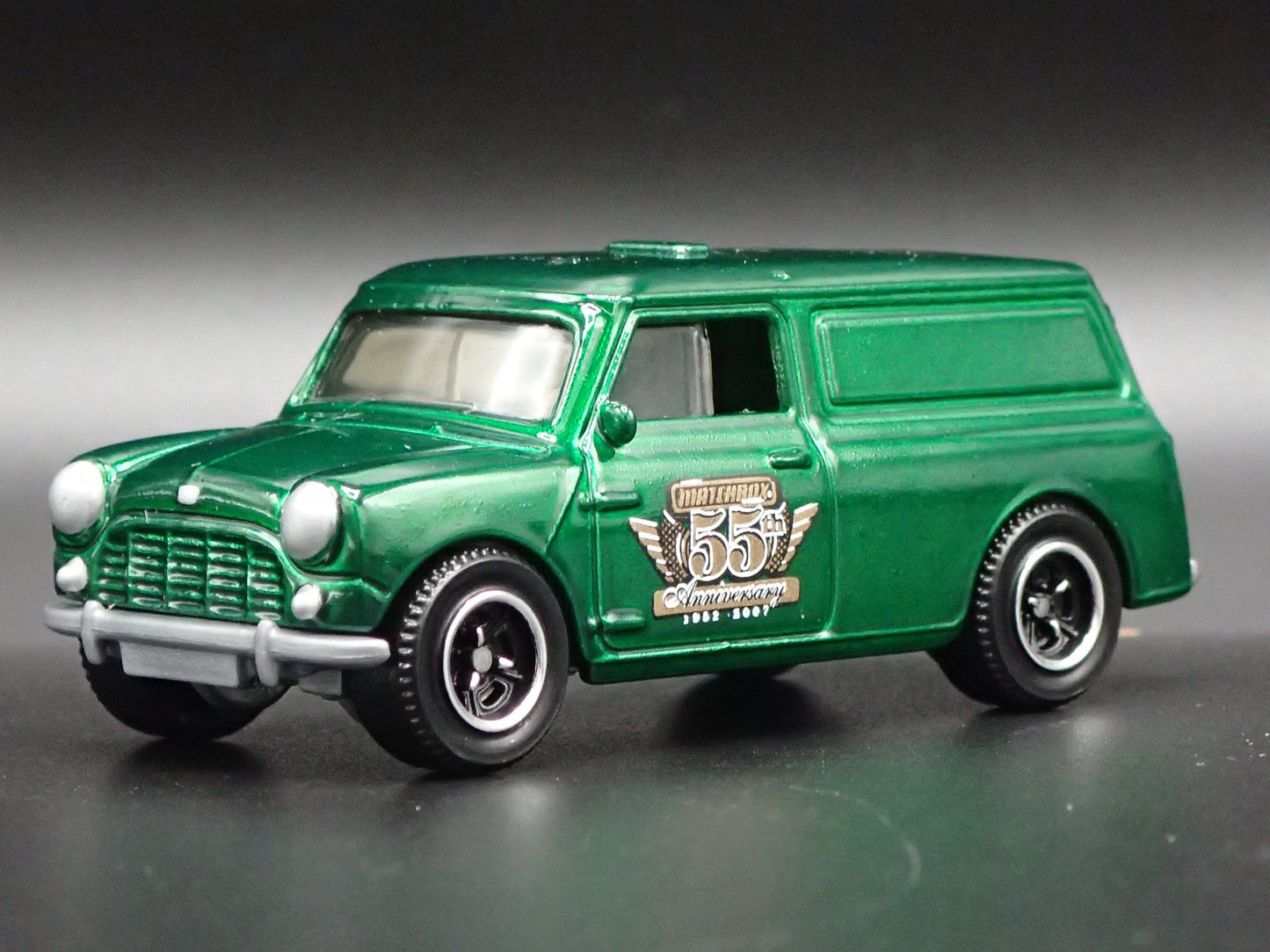 1965 65 AUSTIN MINI VAN GREEN 1:64 SCALE COLLECTIBLE DIORAMA DIECAST MODEL CAR