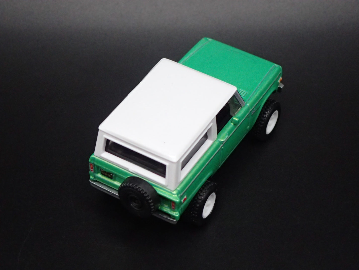 1975 75 FORD BRONCO GREEN 1/64 SCALE COLLECTIBLE DIORAMA DIECAST MODEL CAR