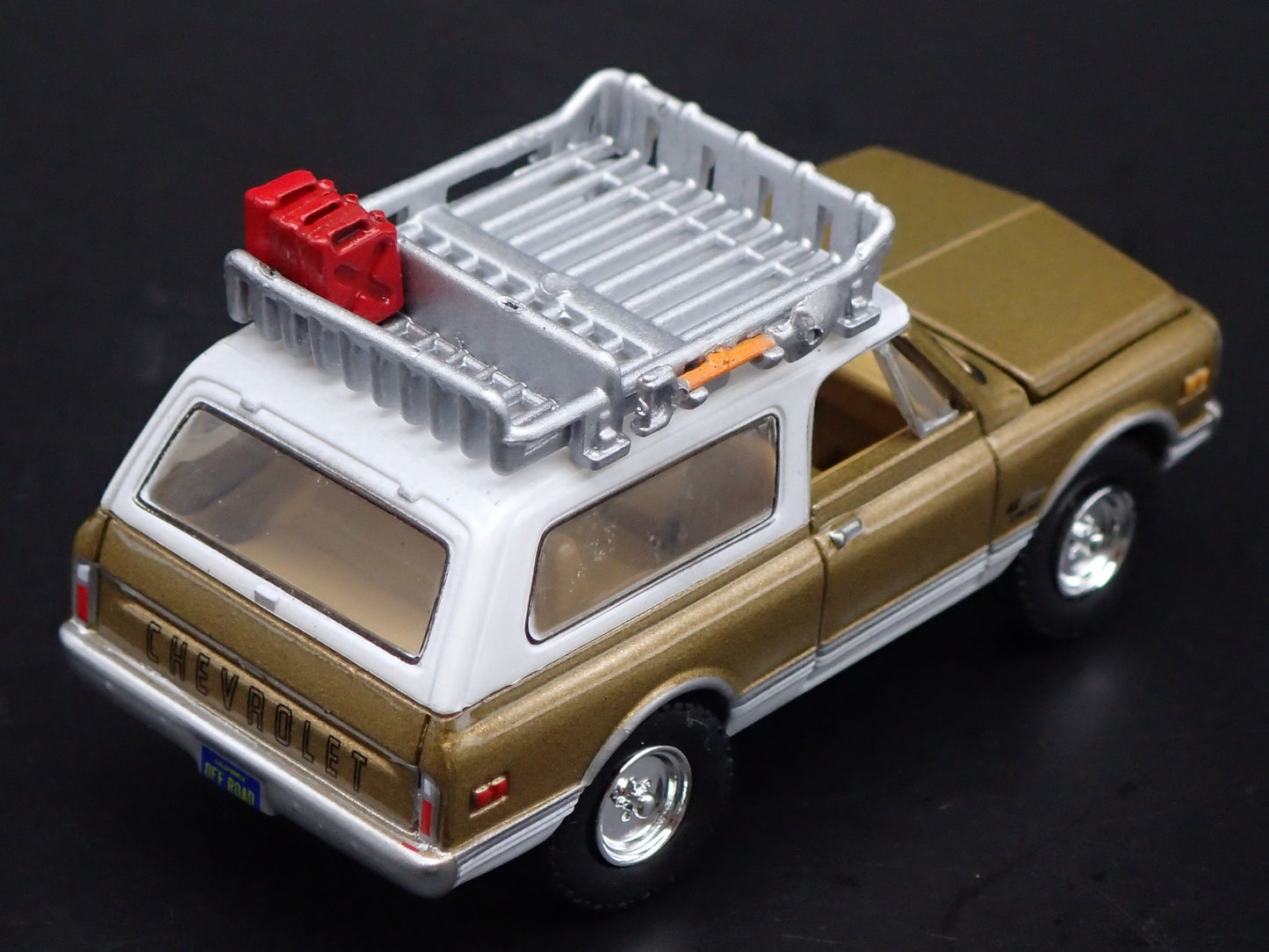 1969 69 CHEVY CHEVROLET BLAZER K10 GOLD 1:64 SCALE DIORAMA DIECAST MODEL CAR