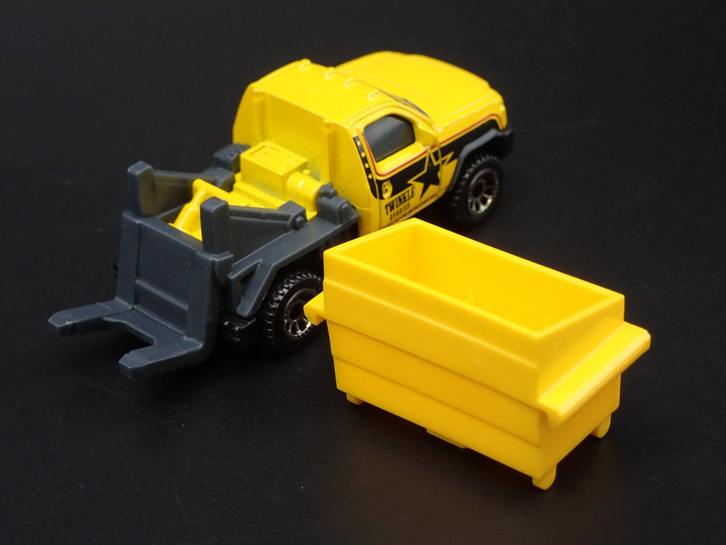 MODERN GARBAGE TRASH TRUCK WITH DUMPSTER 1/64 MB SCALE DIORAMA DIECAST MODEL CAR