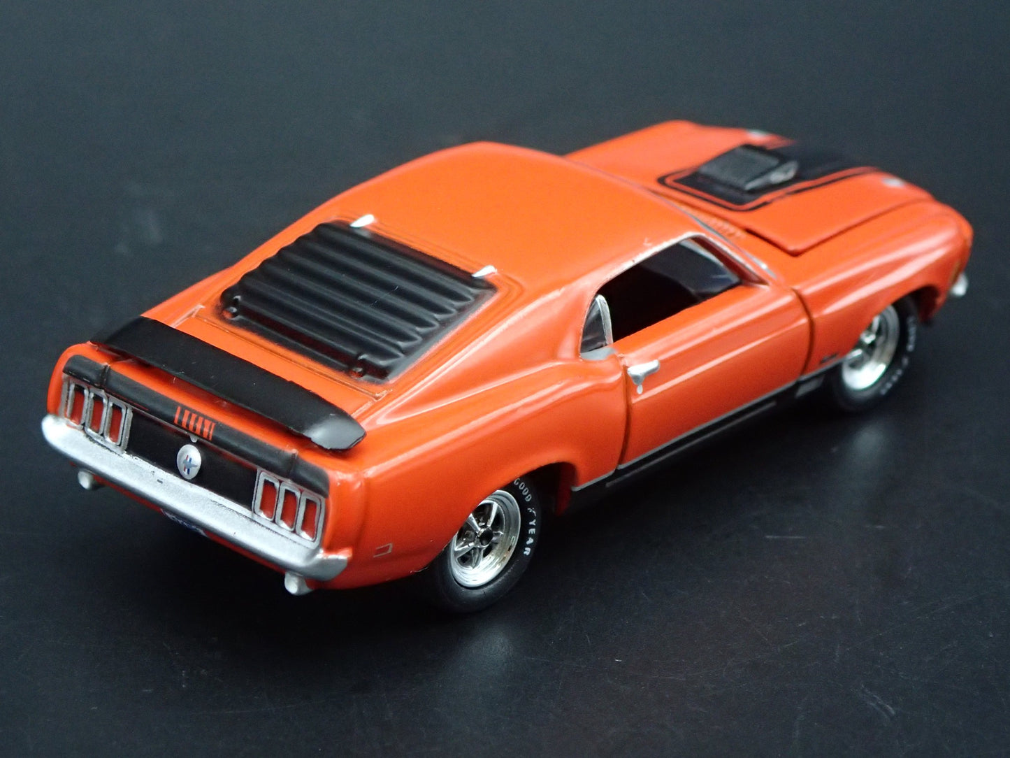 1970 70 FORD MUSTANG MACH 1 1:64 SCALE COLLECTIBLE DIORAMA DIECAST MODEL CAR