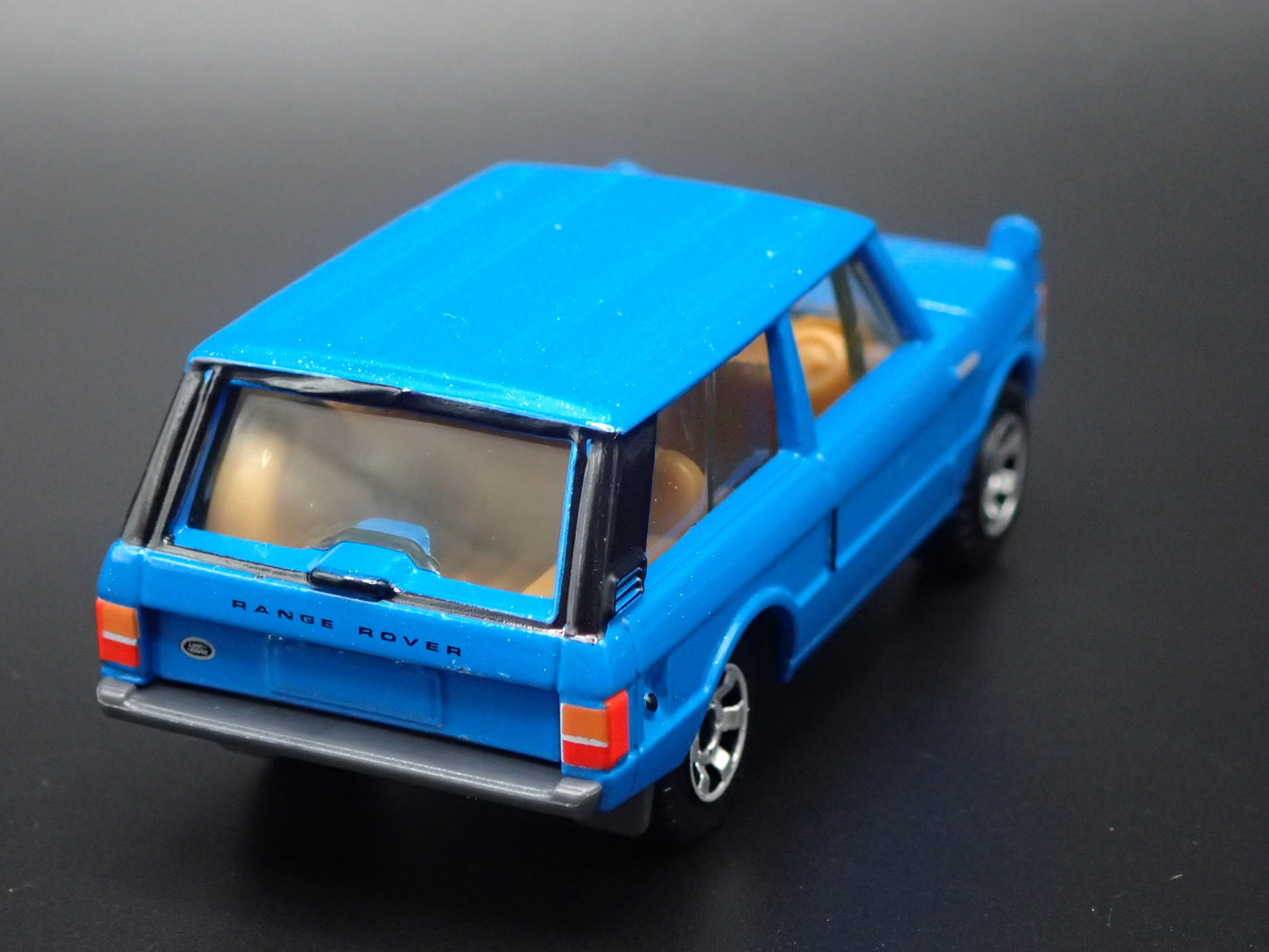 1970-1994 RANGE ROVER BLUE 1/64 SCALE COLLECTIBLE DIORAMA DIECAST MODEL CAR