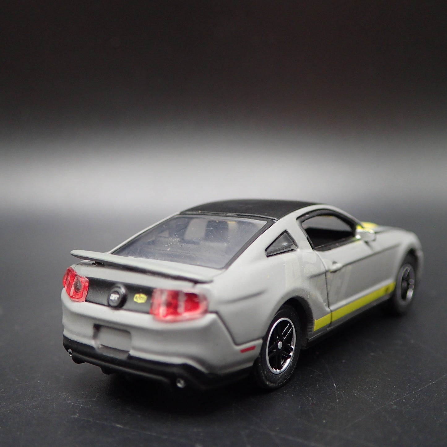 2011 11 FORD MUSTANG GT ACCEL 1/64 SCALE COLLECTIBLE DIORAMA DIECAST MODEL CAR