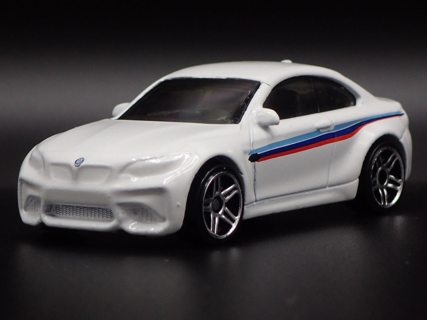 2016-2021 BMW M2 COUPE WHITE 1:64 SCALE COLLECTIBLE DIORAMA DIECAST MODEL CAR