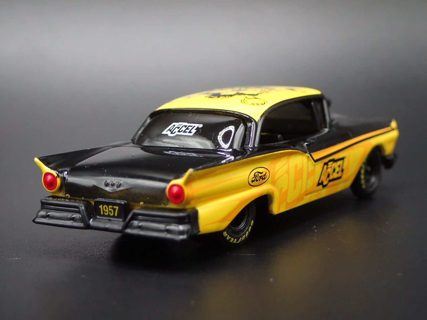 1957 57 FORD FAIRLANE 500 ACCEL 1:64 SCALE COLLECTIBLE DIORAMA DIECAST MODEL CAR