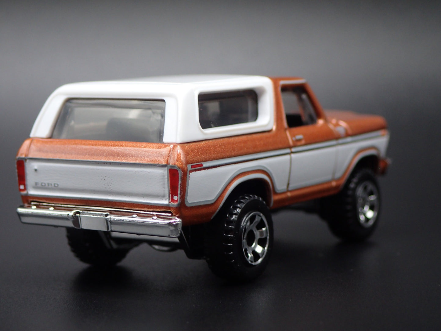 1977-1979 FORD BRONCO ORANGE 1:64 SCALE COLLECTIBLE DIORAMA DIECAST MODEL CAR