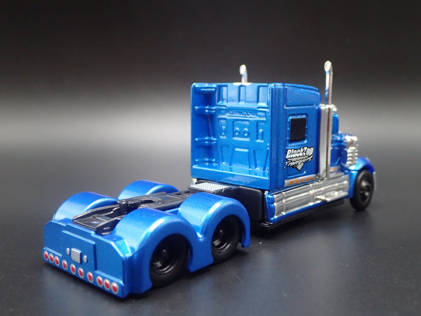 INTERNATIONAL LONESTAR & CAR TRANSPORTER HAULER TRAILER 1:64 SCALE DIECAST MODEL