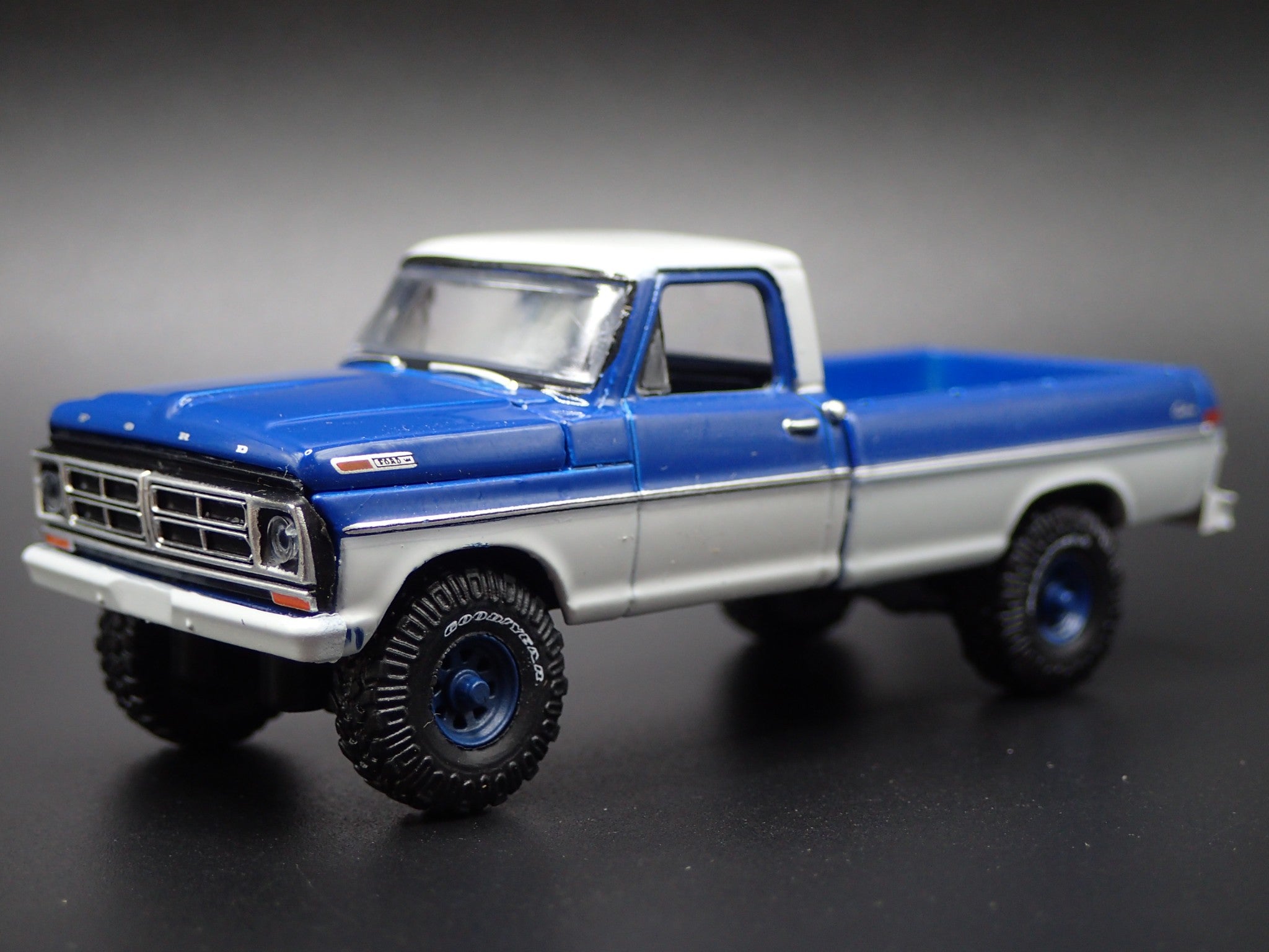 1972 72 FORD F250 CUSTOM 4X4 PICKUP TRUCK 1 64 SCALE DIORAMA DIECAST M 1972-72-ford-f250-custom-4x4-pickup-truck-1-64-scale-diorama-diecast-m