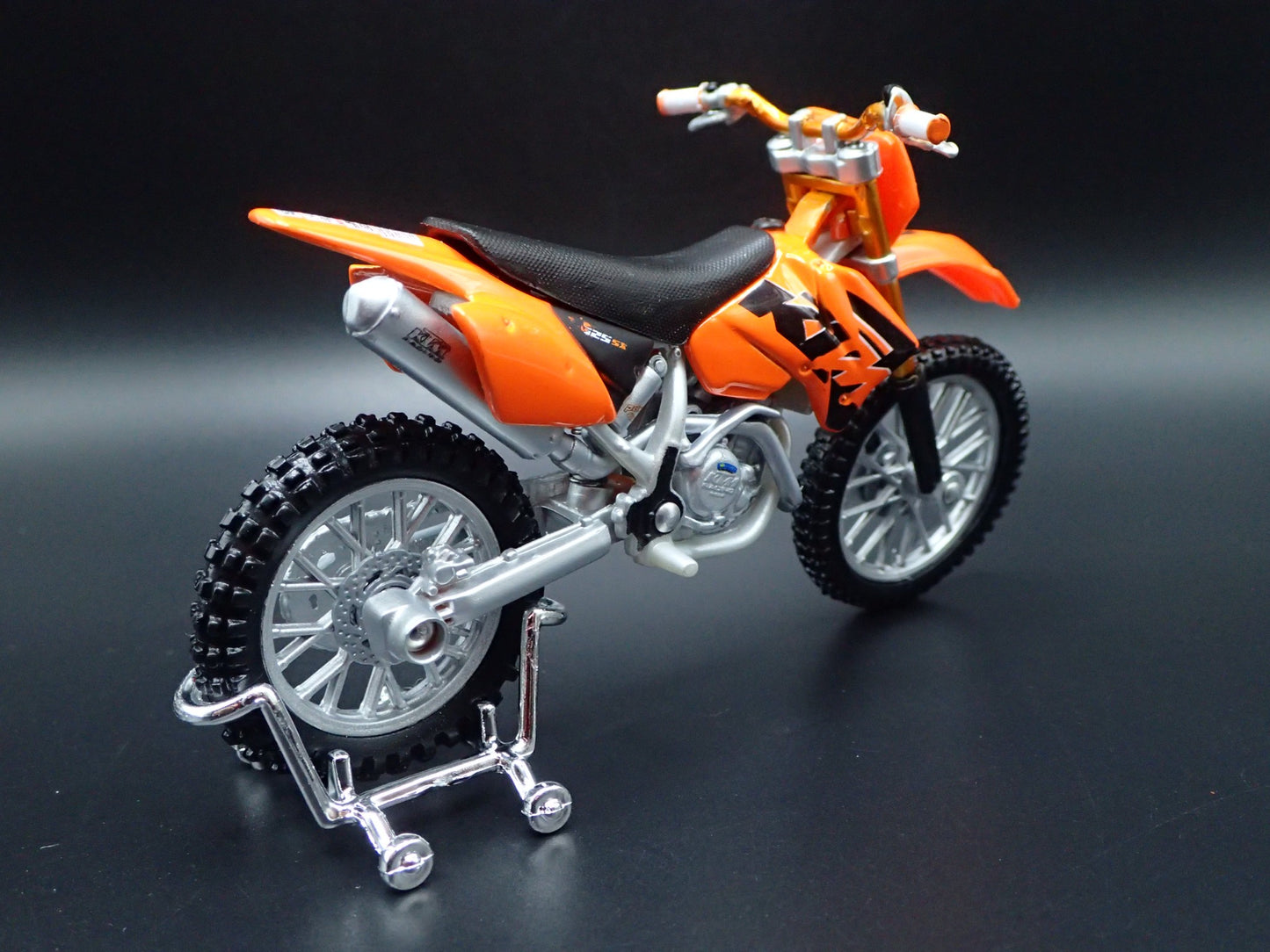 KTM 525SX DIRT BIKE MOTORCYCLE ORANGE 1/18 SCALE DIORAMA DIECAST MODEL BIKE
