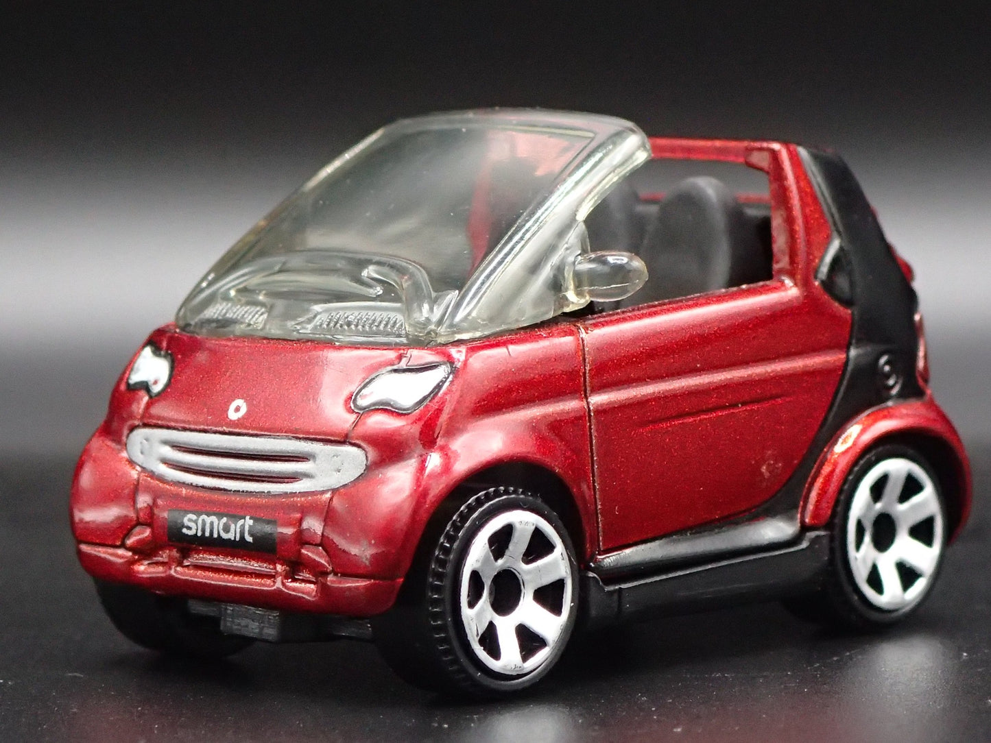 2000-2002 SMART CABRIO CONVERTIBLE BURGUNDY 1:64 SCALE DIORAMA DIECAST MODEL CAR