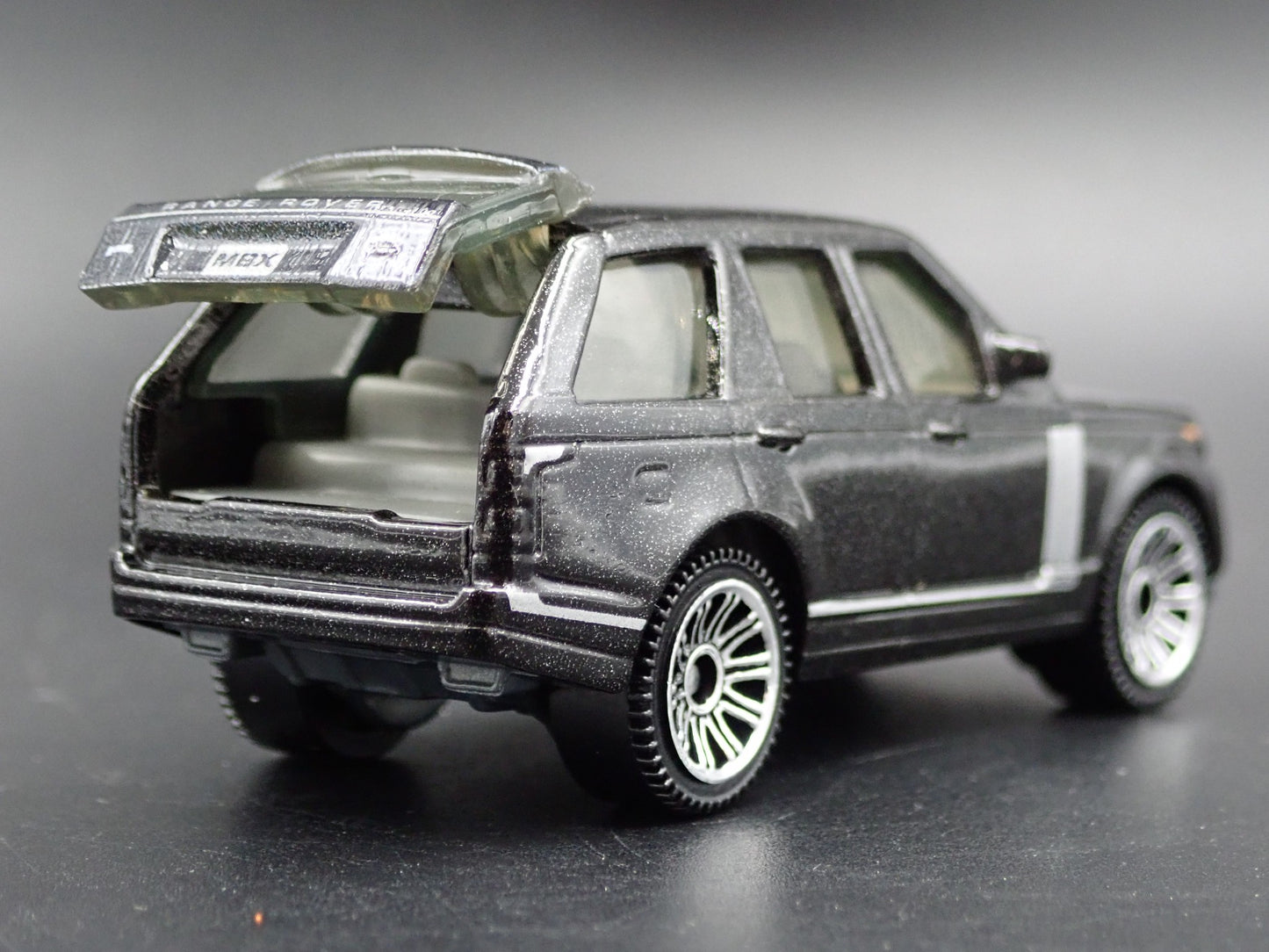2013-2021 RANGE ROVER VOGUE SE 1/64 SCALE COLLECTIBLE DIORAMA DIECAST MODEL CAR
