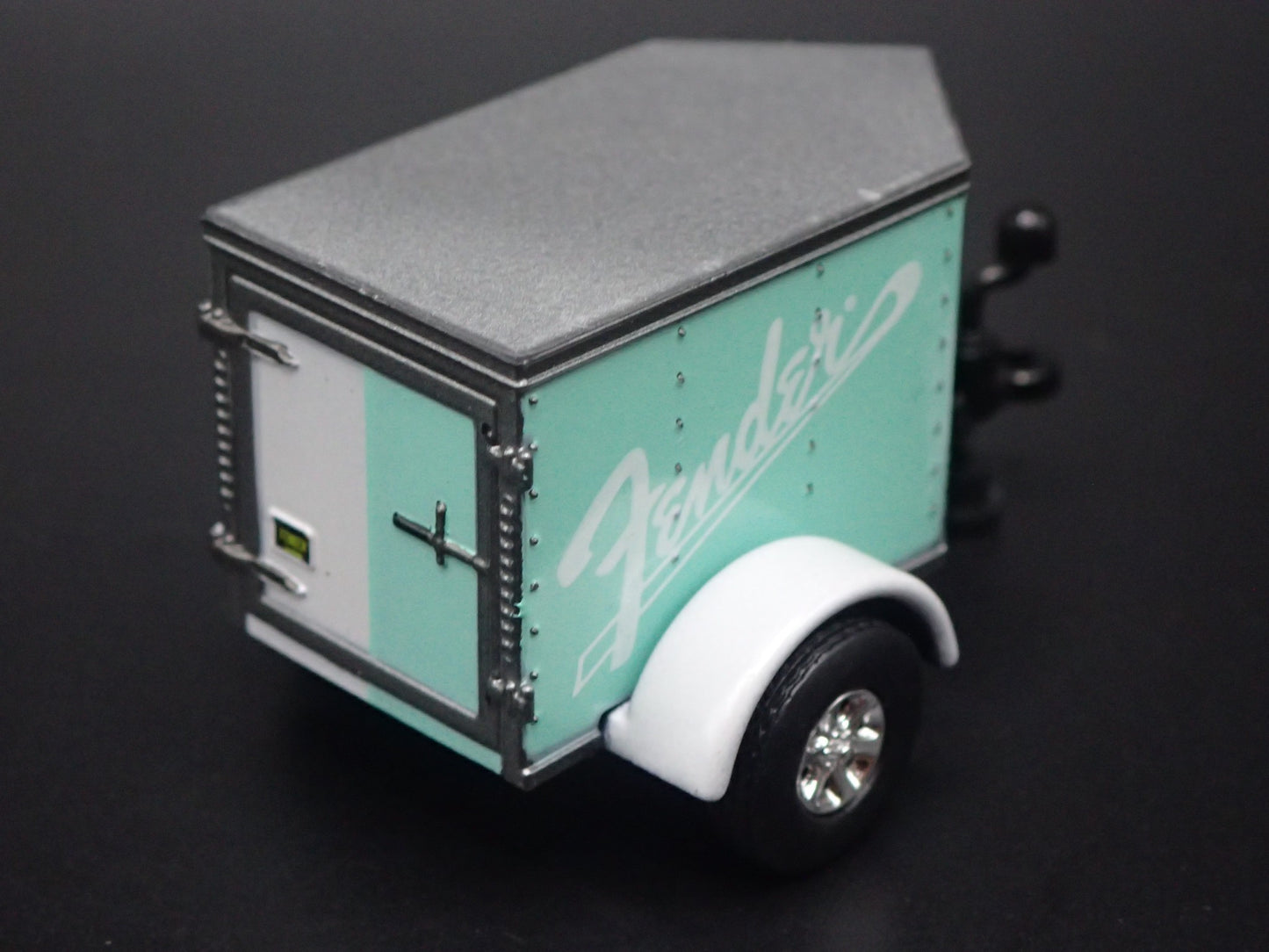 ENCLOSED V NOSE MINI TRAILER w/ OPENING DOOR FENDER 1:64 SCALE DIORAMA MODEL