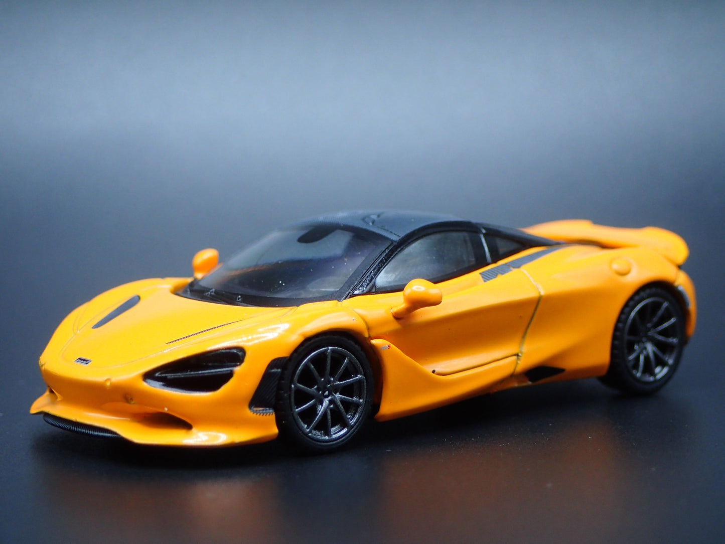 2023-2025 MCLAREN 750S SUPER CAR ORANGE 1:64 SCALE DIORAMA DIECAST MODEL CAR