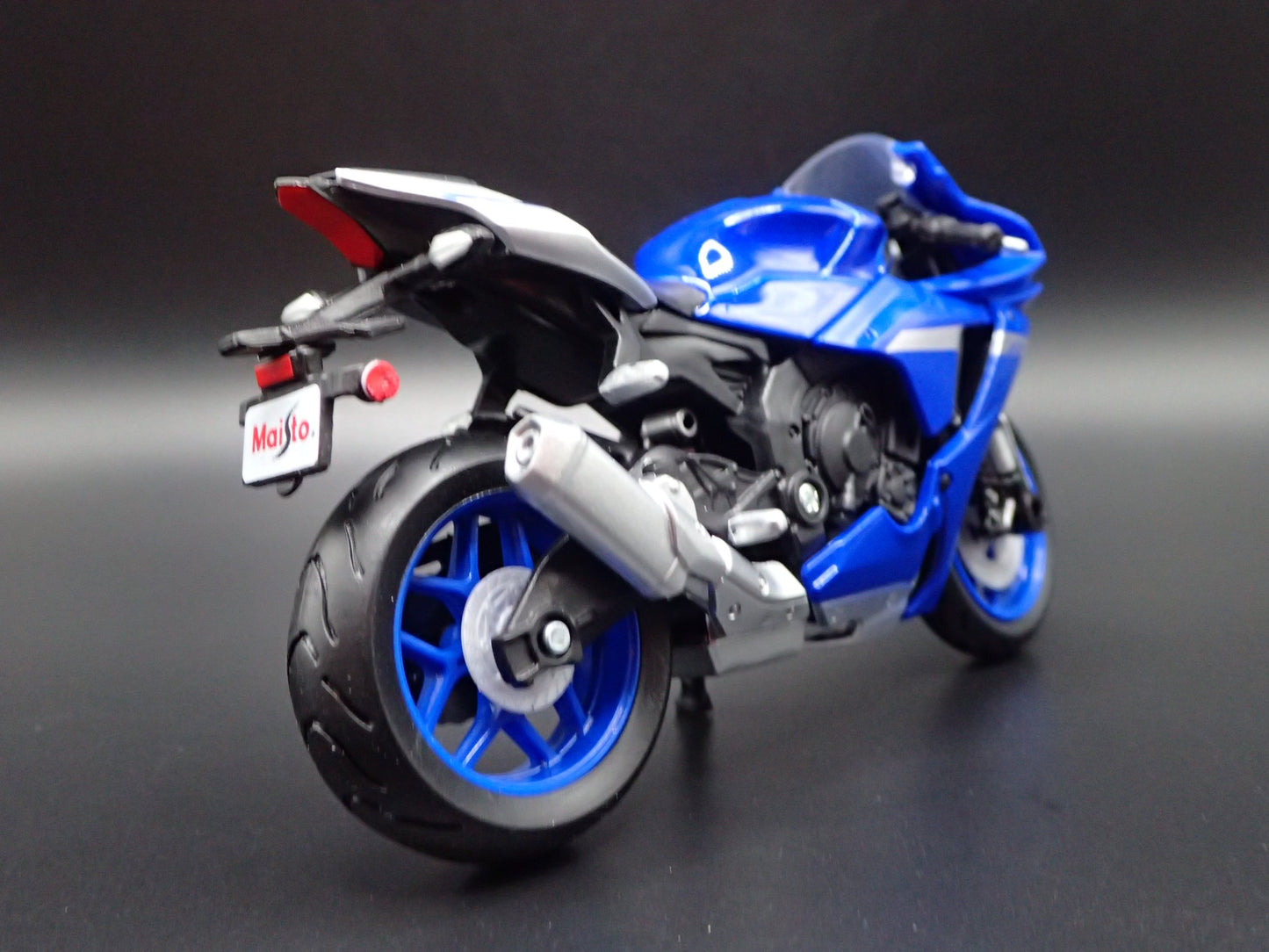 YAMAHA YZF-R1 SPORT BIKE MOTORCYCLE BLUE 1/18 SCALE DIORAMA DIECAST MODEL BIKE