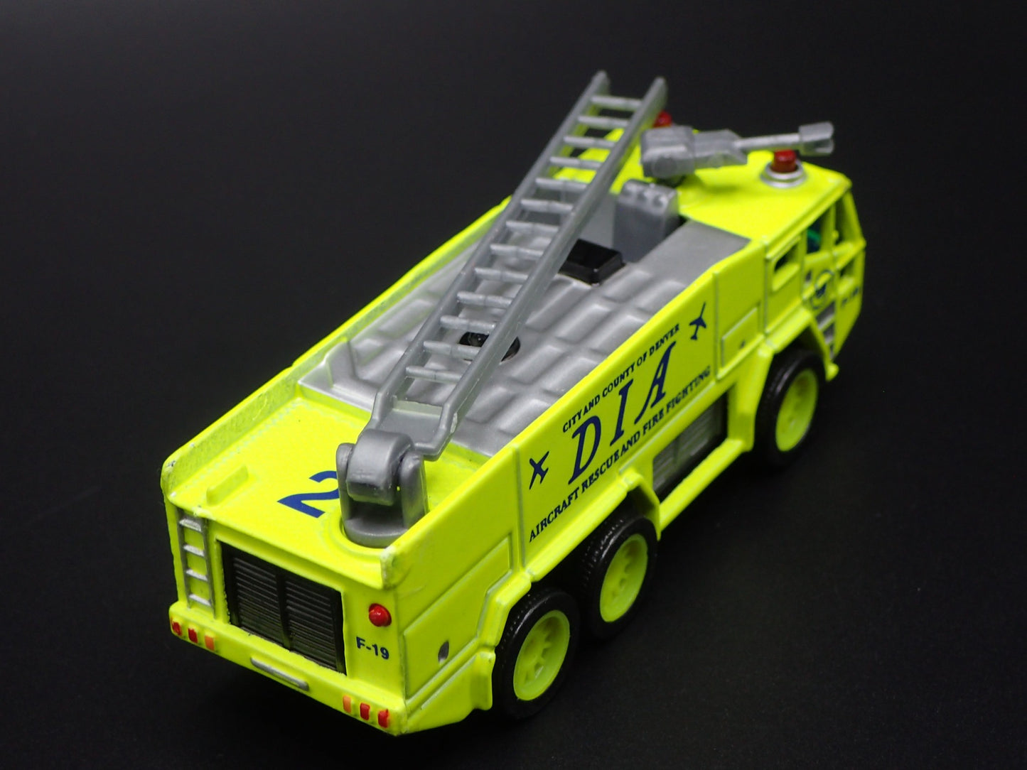 DENVER DIA AIRPORT FIRE TRUCK LIME 1:64 MB SCALE DIORAMA DIECAST MODEL CAR