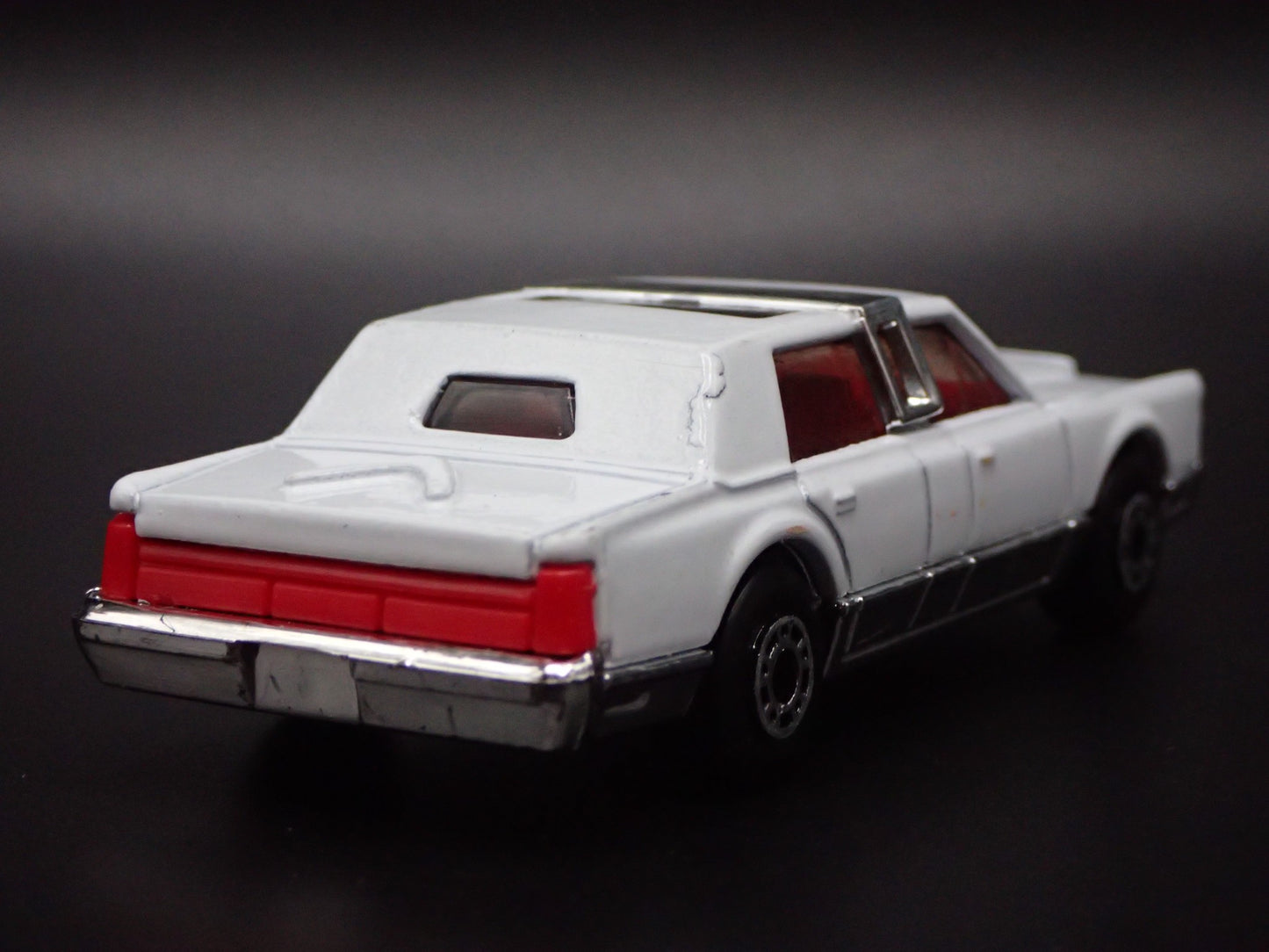 1981-1989 LINCOLN TOWN CAR RARE 1:64 SCALE COLLECTIBLE DIORAMA DIECAST MODEL CAR