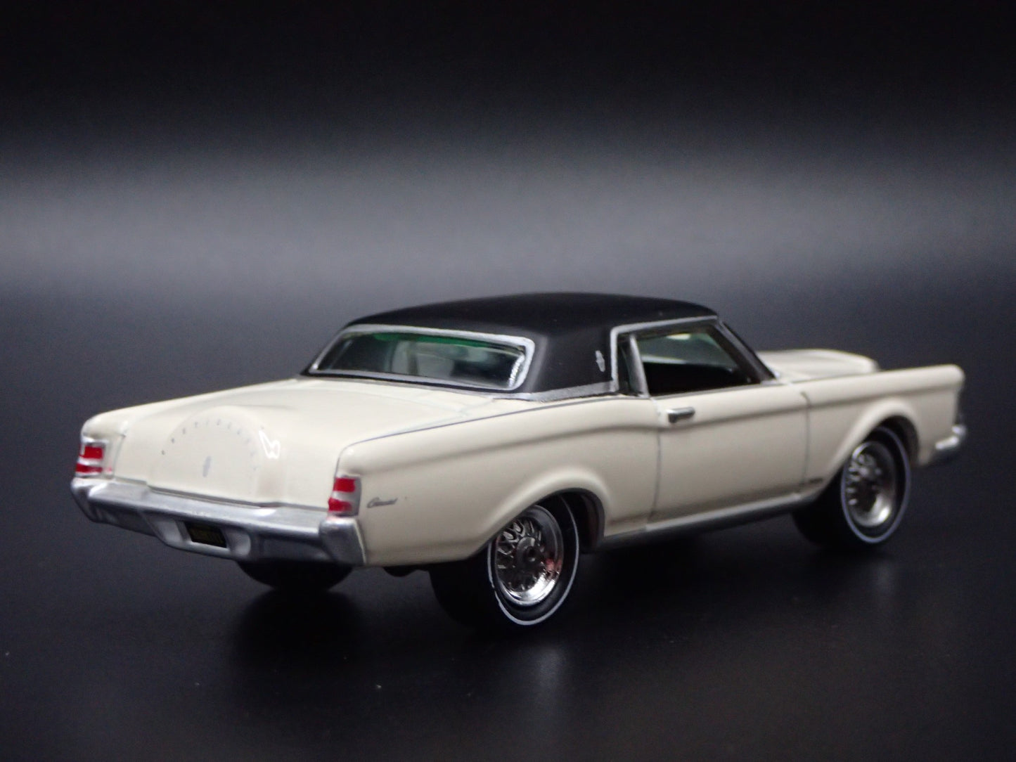 1969 69 LINCOLN CONTINENTAL MARK III WHITE 1:64 SCALE DIORAMA DIECAST MODEL CAR