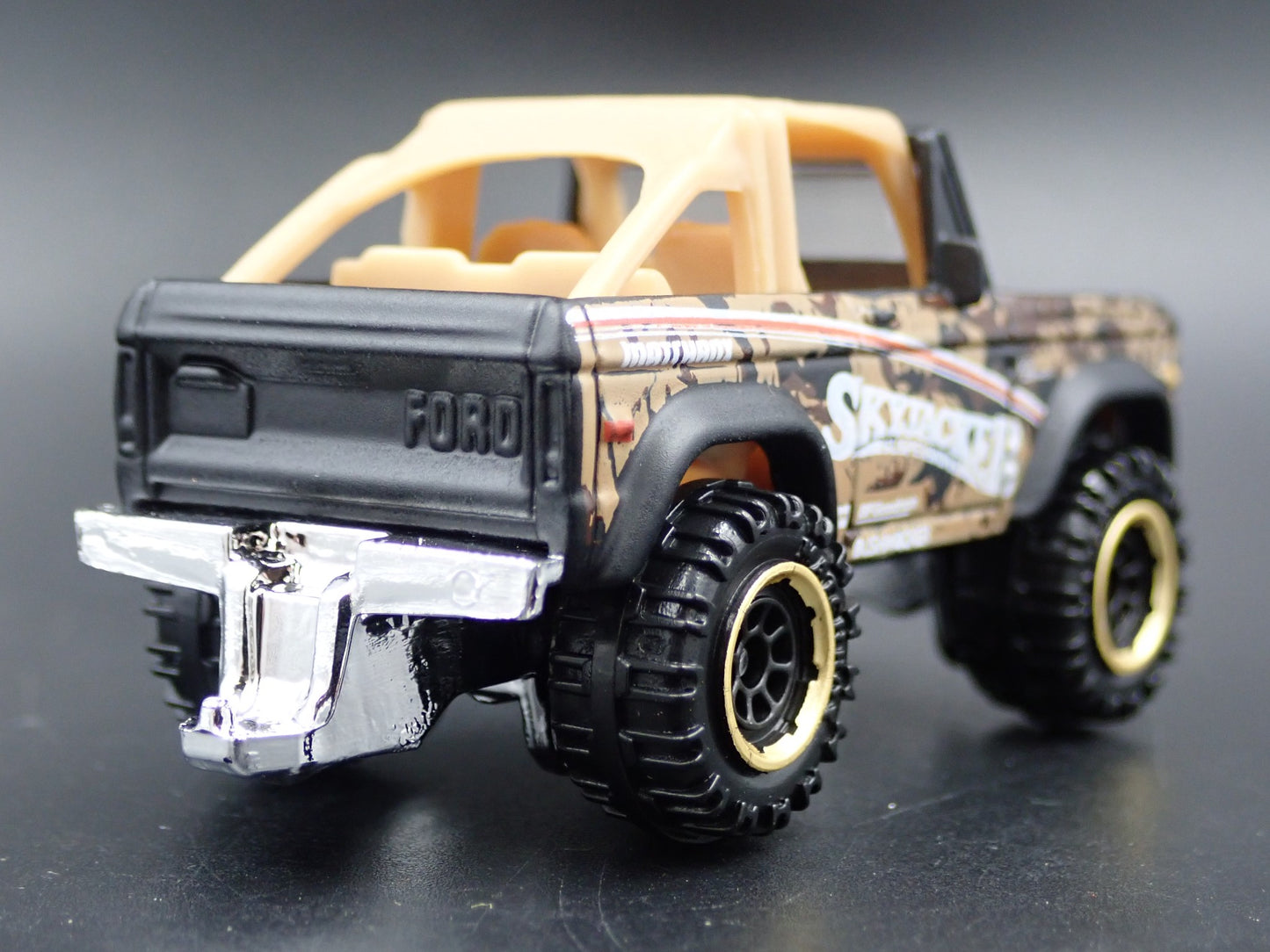 1972 72 FORD BRONCO OFF ROAD 4X4 SKYJACKER W/ HITCH 1:64 SCALE DIECAST MODEL CAR
