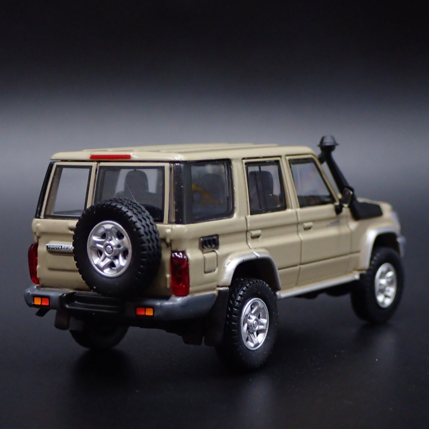 TOYOTA LAND CRUISER 70 SERIES 1/64 SCALE COLLECTIBLE DIORAMA DIECAST MODEL CAR