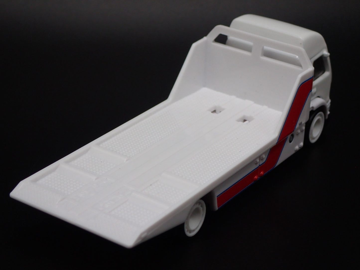 MODERN FLATBED CAR HAULER TRUCK WHITE 1/64 SCALE DIORAMA DIECAST MODEL CAR