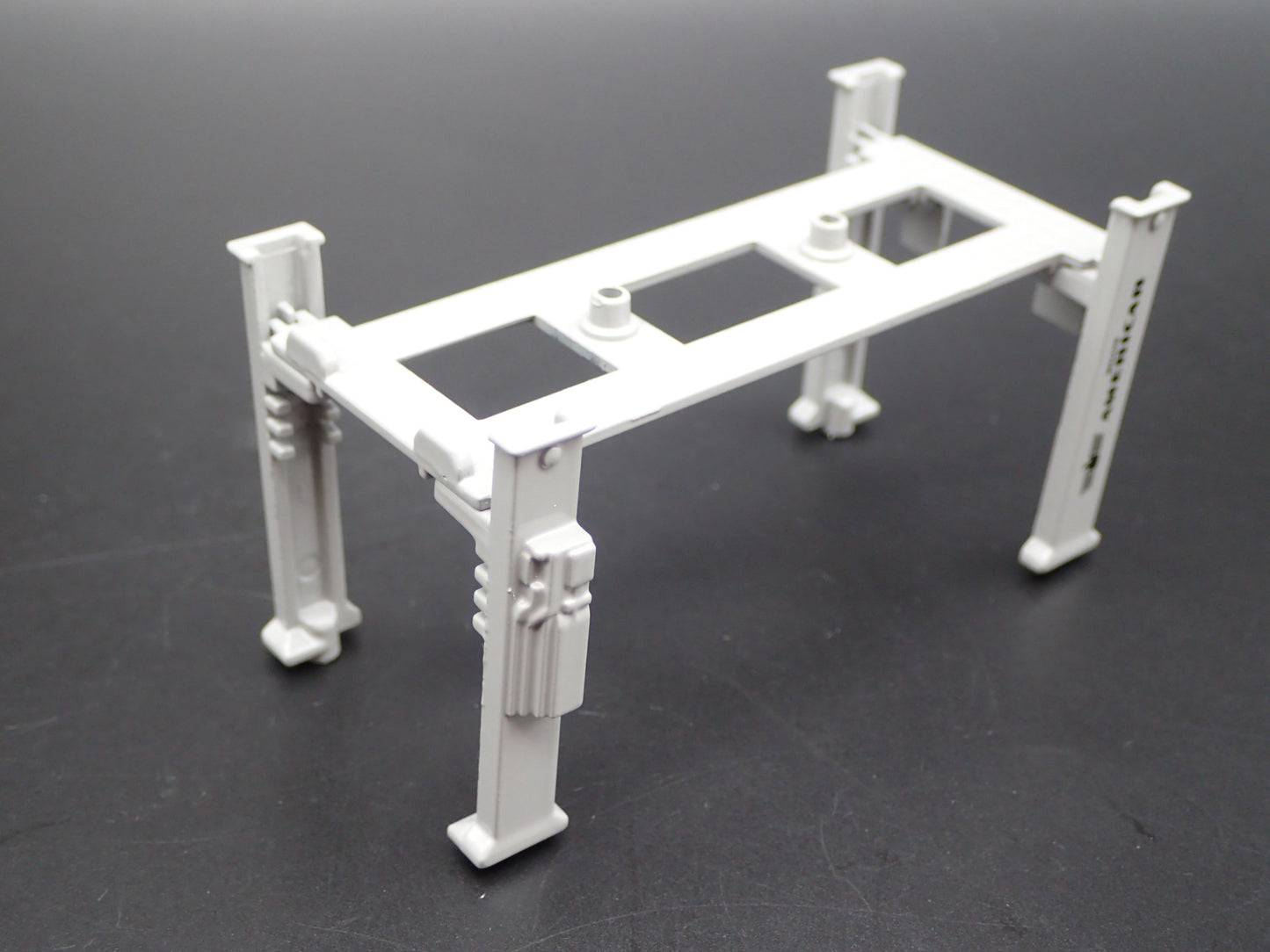 WILLYS AMERICAR 1:64 AUTO SHOP MECHANIC GARAGE 4 POST CAR LIFT DIORAMA MODEL