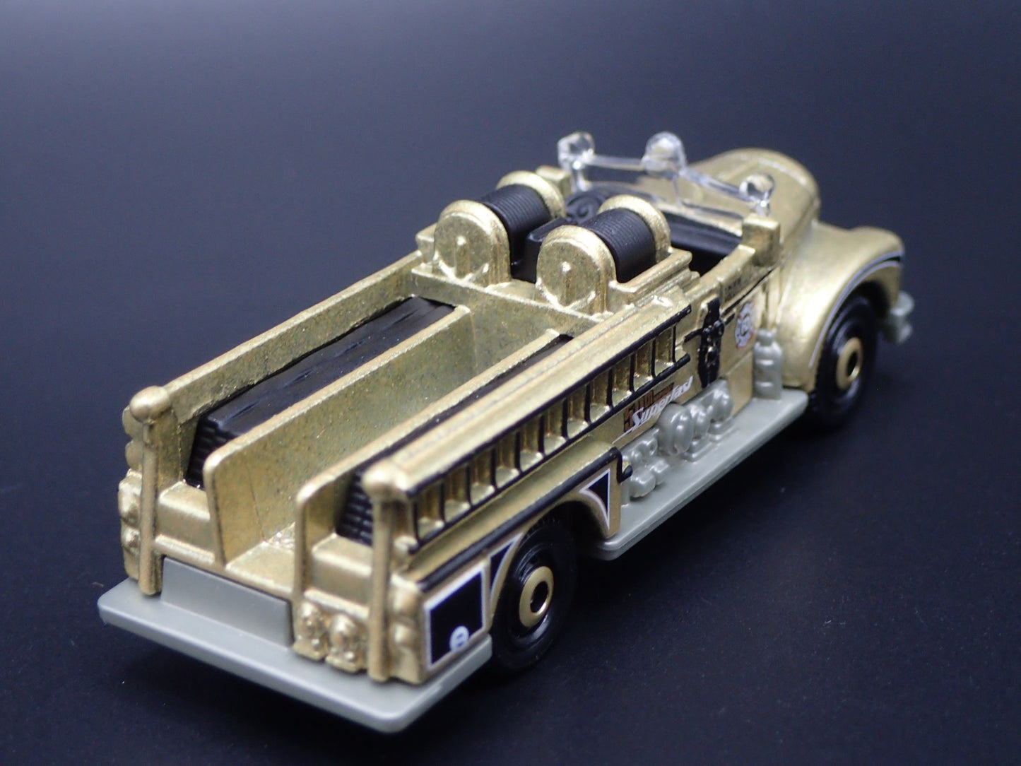 SEAGRAVE FIRE ENGINE GOLD RARE 1/64 SCALE COLLECTIBLE DIORAMA DIECAST MODEL CAR