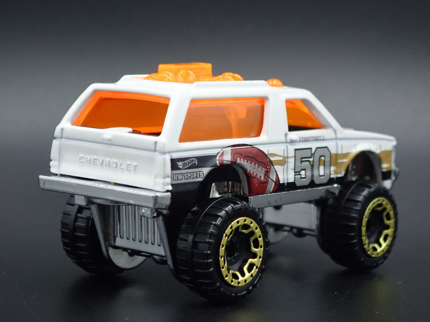 1982-1994 CHEVY CHEVROLET BLAZER 4X4 WHITE 1:64 SCALE DIORAMA DIECAST MODEL CAR