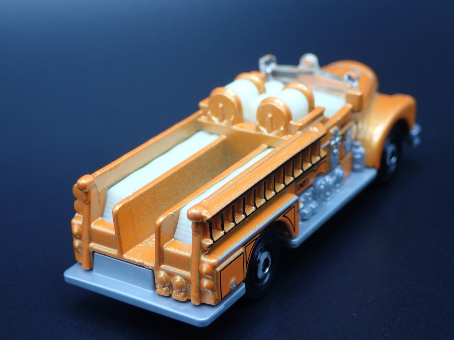 SEAGRAVE FIRE ENGINE ORANGE 1/64 SCALE COLLECTIBLE DIORAMA DIECAST MODEL CAR