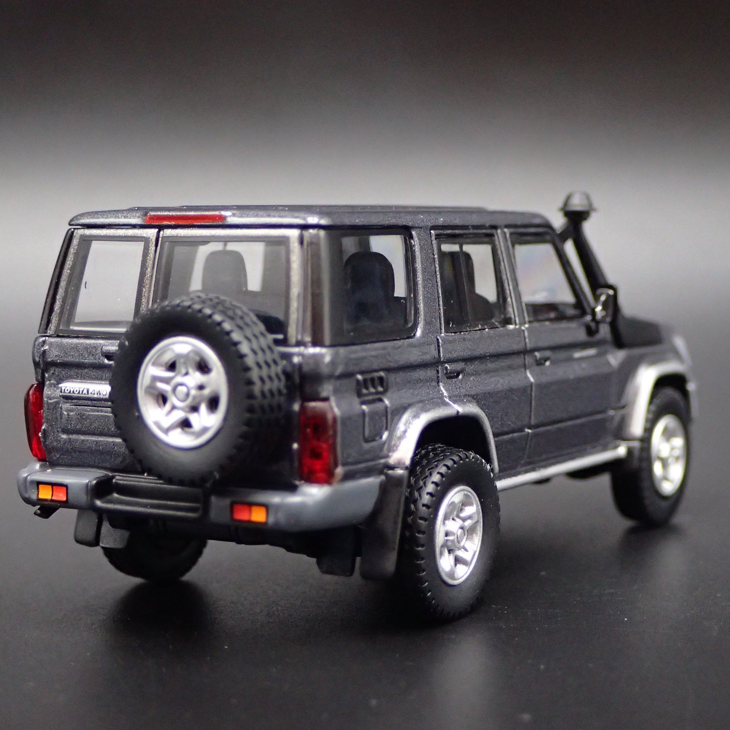 TOYOTA LAND CRUISER 70 SERIES 1/64 SCALE COLLECTIBLE DIORAMA DIECAST MODEL CAR