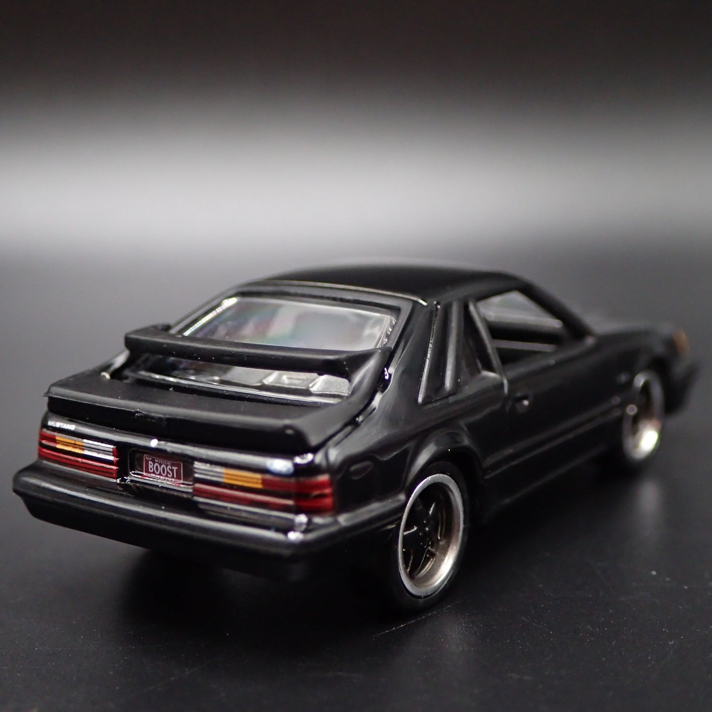 1986 86 FORD MUSTANG SVO FOX BODY BLACK 1:64 SCALE DIORAMA DIECAST MODEL CAR