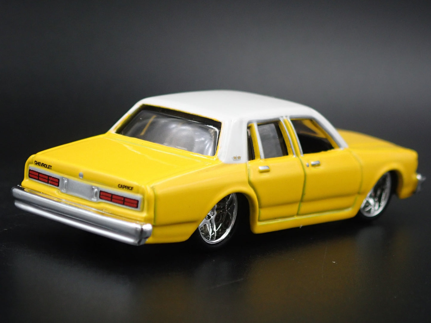 1987 87 CHEVY CHEVROLET CAPRICE 4 FOUR DOOR 1/64 SCALE DIORAMA DIECAST MODEL CAR