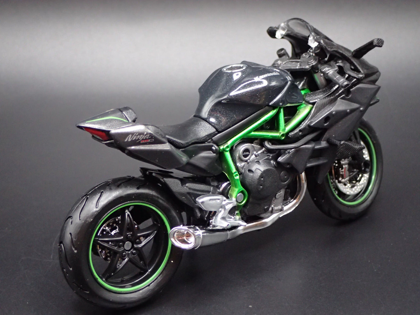 KAWASAKI NINJA H 2R BIKE MOTORCYCLE BLACK 1/18 SCALE DIORAMA DIECAST MODEL BIKE