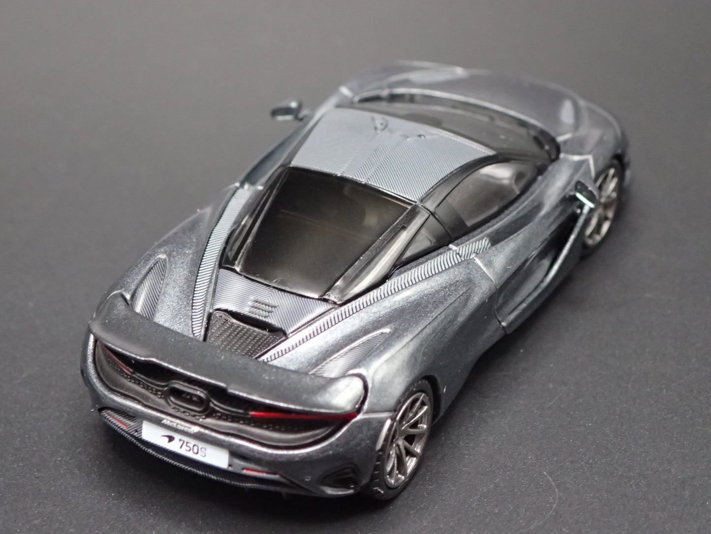 2023-2025 MCLAREN 750S SUPERCAR 1:64 SCALE COLLECTIBLE DIORAMA DIECAST MODEL CAR