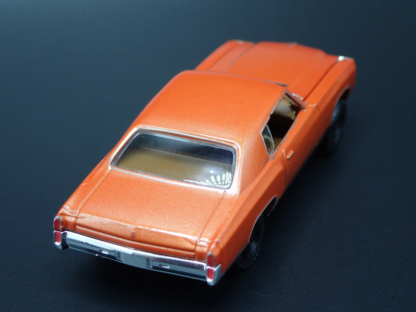 1971 71 CHEVY CHEVROLET MONTE CARLO ORANGE 1:64 SCALE DIORAMA DIECAST MODEL CAR