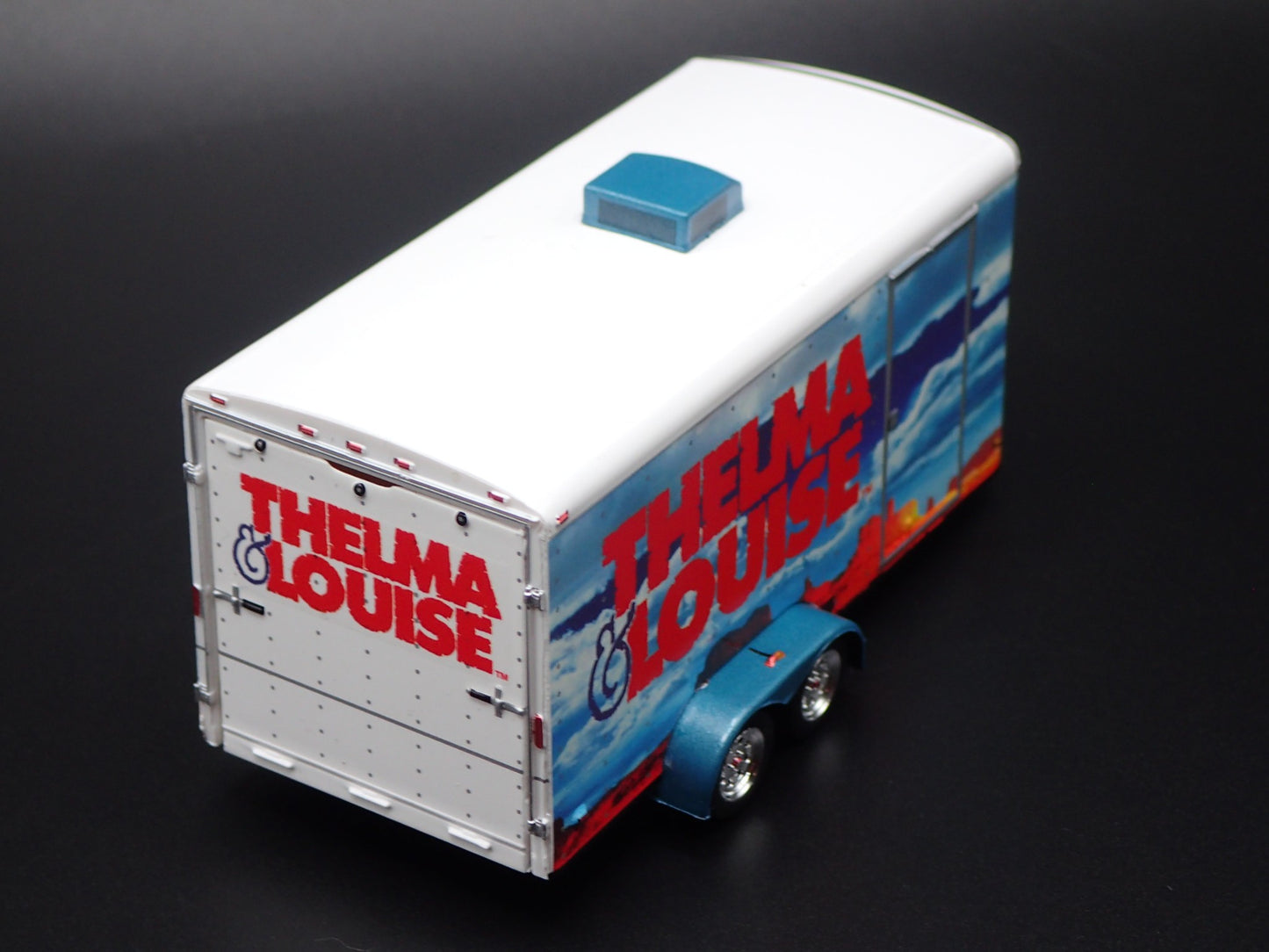 THELMA & LOUISE ENCLOSED CAR TOY HAULER TRAILER OPENING 1:64 SCALE DIORAMA MODEL