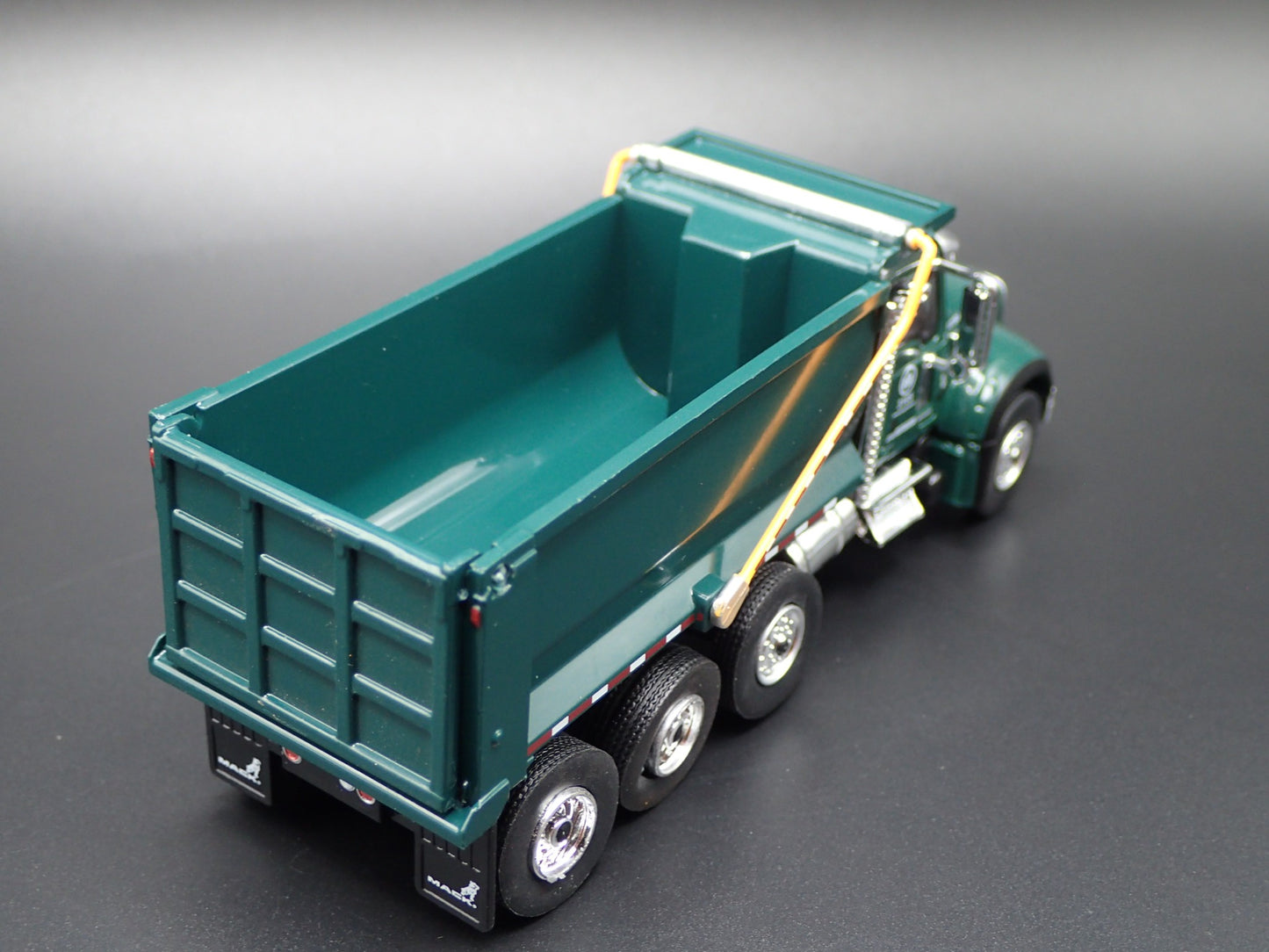 2019 19 MACK GRANITE DUMP TRUCK NYC GREEN 1:64 SCALE DIORAMA DIECAST MODEL CAR