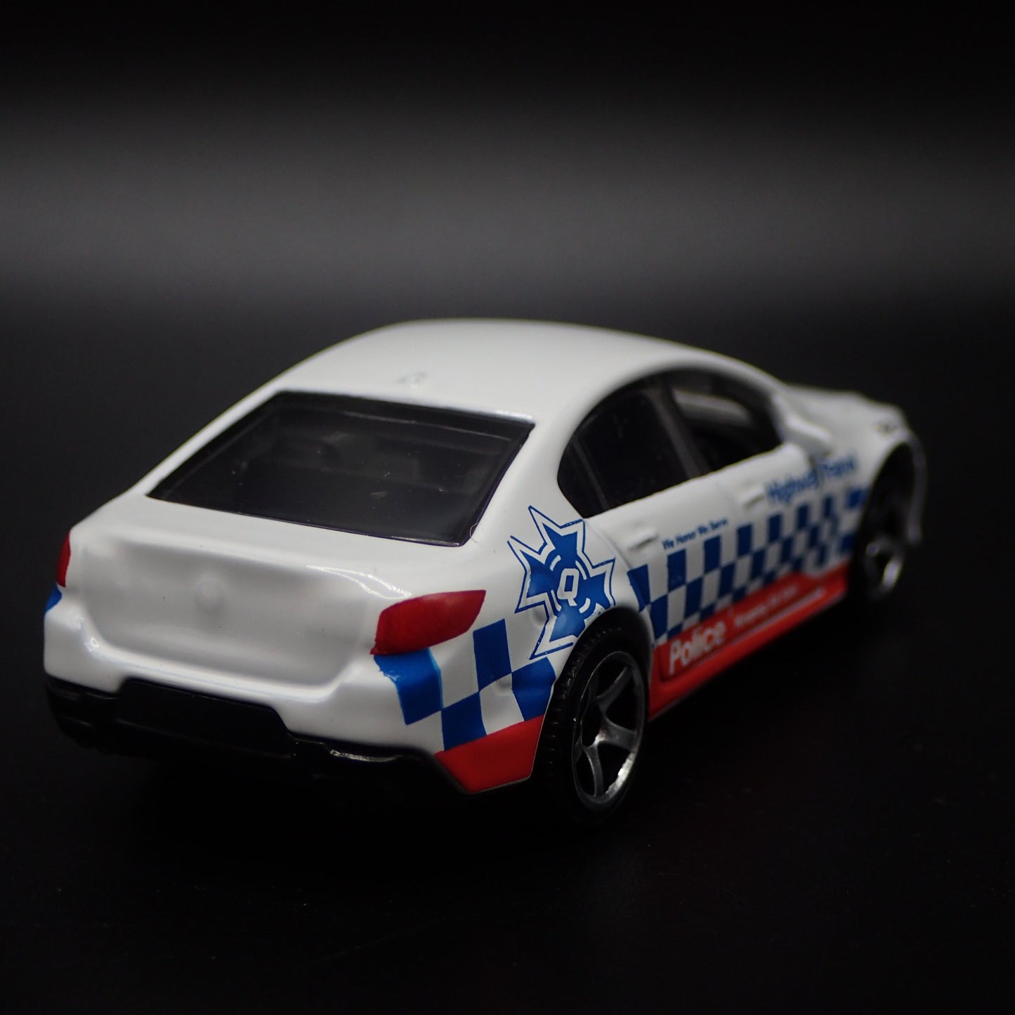 HOLDEN VF COMMODORE SSV HIGHWAY PATROL POLICE 1:64 SCALE DIECAST MODEL CAR