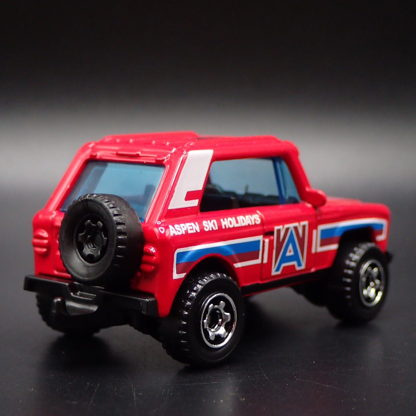 INTERNATIONAL SCOUT W HITCH ASPEN SKI HOLIDAYS RED 1:64 SCALE DIECAST MODEL CAR