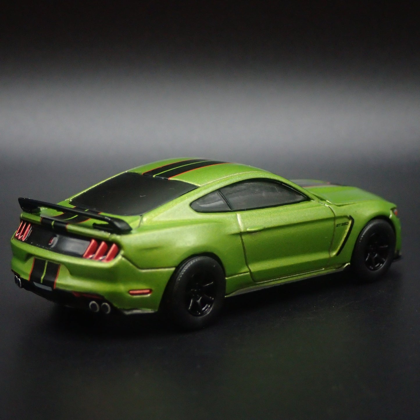 2015-2023 FORD MUSTANG SHELBY GT350R GREEN 1:64 SCALE DIORAMA DIECAST MODEL CAR