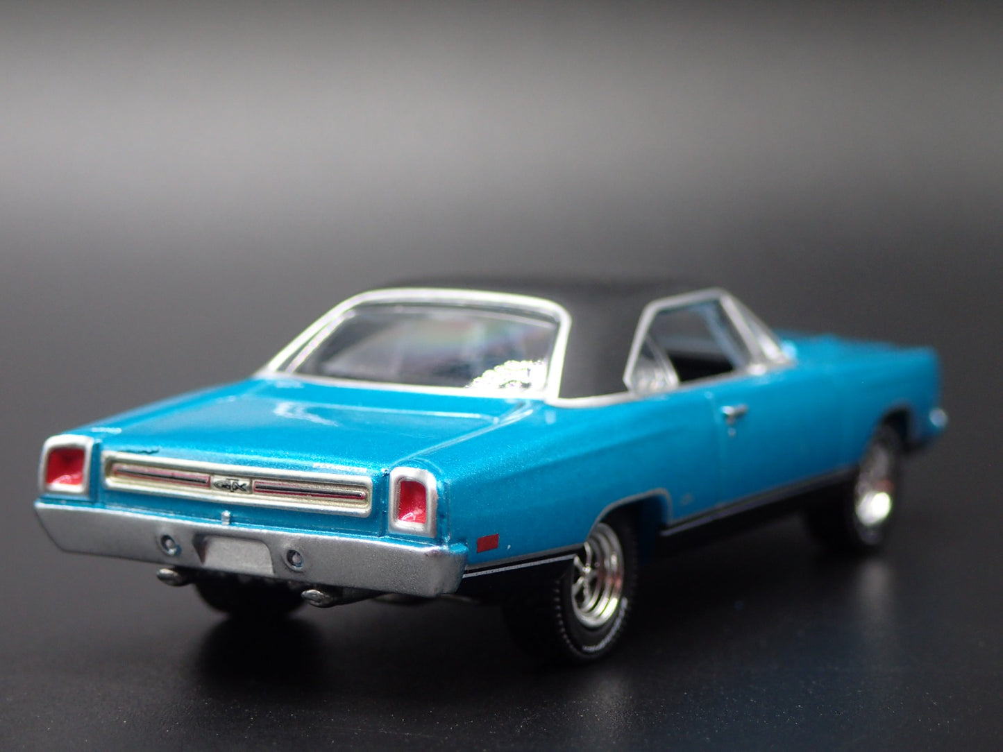 1969 69 PLYMOUTH HEMI GTX TEAL 1:64 SCALE COLLECTIBLE DIORAMA DIECAST MODEL CAR