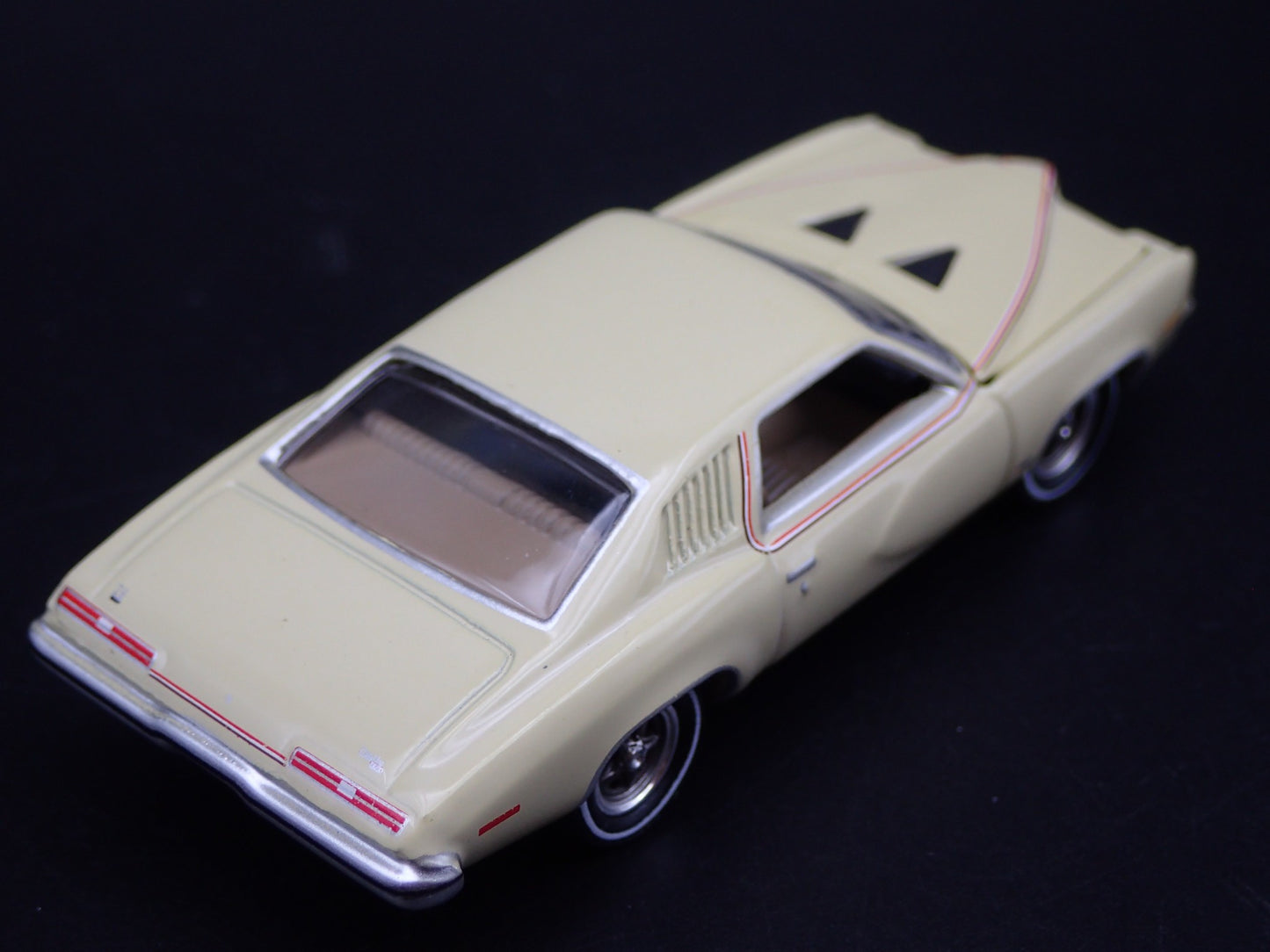 1973 73 PONTIAC GRAND AM TAN 1:64 SCALE COLLECTIBLE DIORAMA DIECAST MODEL CAR